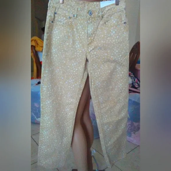 BNWT FLORAL JEANS BY AMERICAN EAGLE SZ. 6 HIGH RISE STRAIGHT LEG (TAN) FLOWERS - Picture 1 of 7